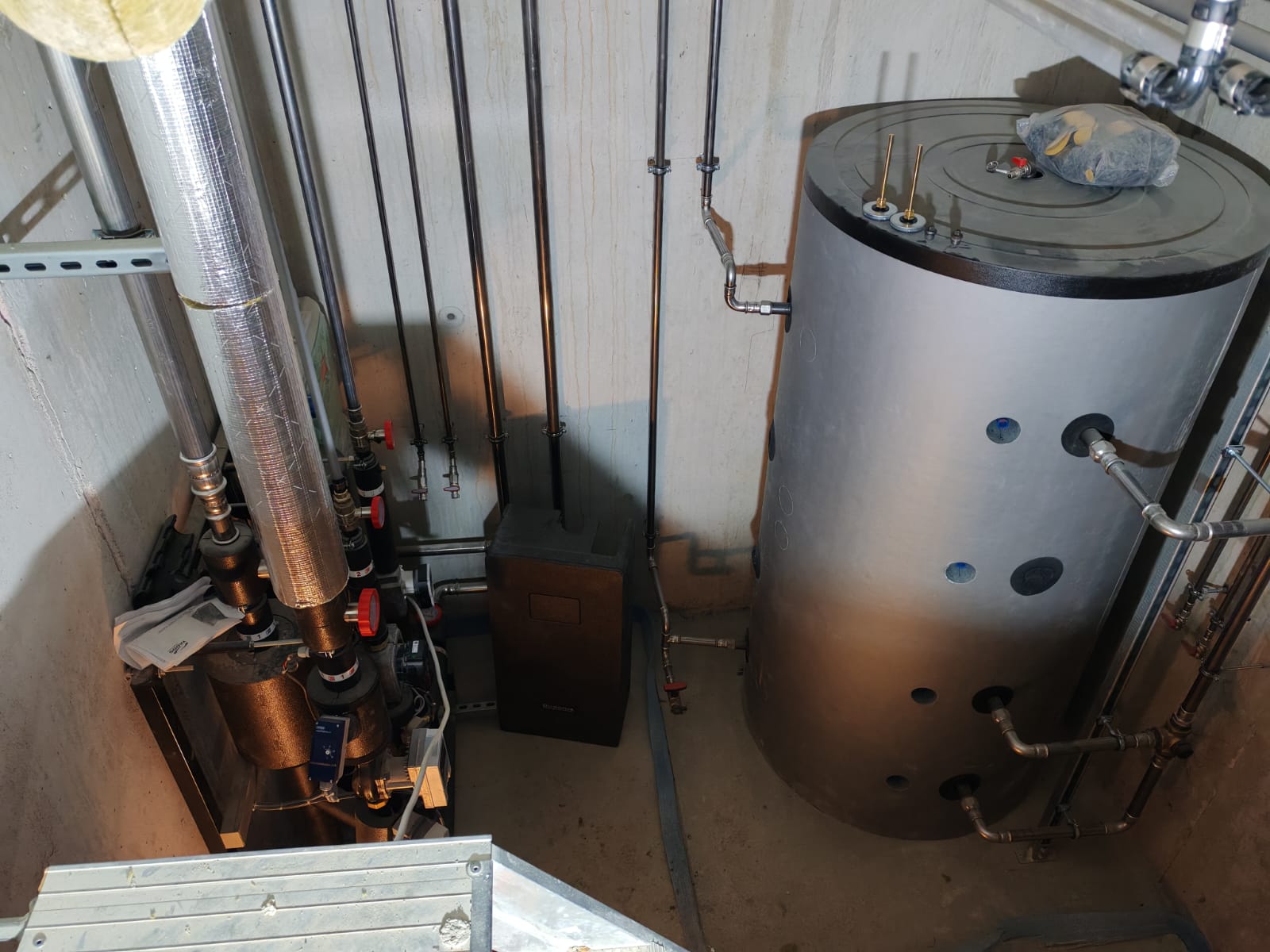 Montageteam bei der Installation gebäudetechnischer Anlagen